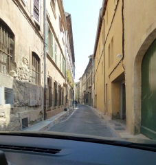 Extremely-narrow-streets-in-Avignon-Where_s-the-exit_