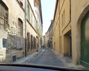 Extremely-narrow-streets-in-Avignon-Where_s-the-exit_ Extremely-narrow-streets-in-Avignon-Where_s-the-exit_