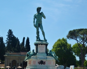 Statue-of-David-copy-at-Piazza-Michelangelo-in-Florence_-Italy