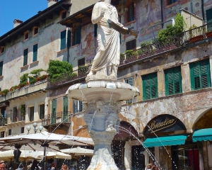 Madonna-Verona-Piazza-delle-Erbe