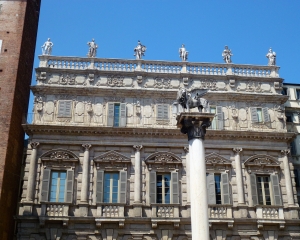 Palazzo-Maffei-with-Greek-statues-of-Hercules_-Jupiter_-Venus_-Mercury_-Apollo-and-Minerva
