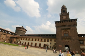 Basilica-di-S_-Ambrogio-courtyard