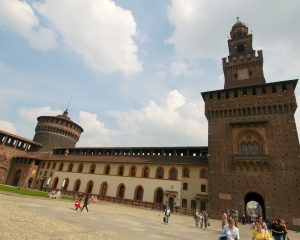 Basilica-di-S_-Ambrogio-courtyard