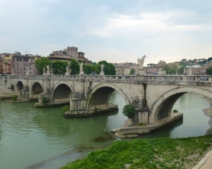 Ponte-Sant_Angelo-Bridge-crossing-the-Tiber-River