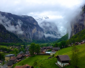 Lauterbrunnen-from-the-cable-car-on-the-way-to-Mu__rren_