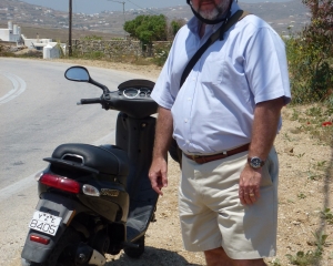 Joe-and-the-scooter-at-Mykonos