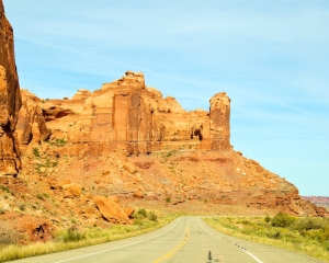 Beautiful-rock-formations-along-the-main-road-in-Canyonlands-NP