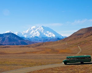 Green-shuttle-bus-at-Stony-Hill-Overlook-with-Denali-in-the-background