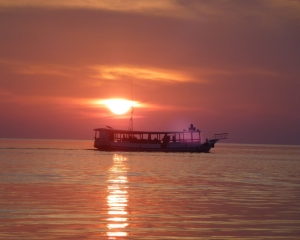 Wakatobi-Boat-Heading-for-Night-Dive-_2_