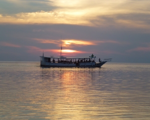 Wakatobi-Boat-Heading-for-Night-Dive